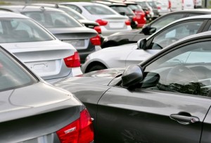 Parkplatz Autohandel // Auslieferung beim Hersteller